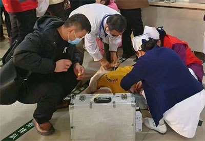 優(yōu)服務(wù) | 門(mén)診患者突發(fā)暈厥,險(xiǎn)!醫(yī)護(hù)迅速到位上演“速度與激情”,贊!